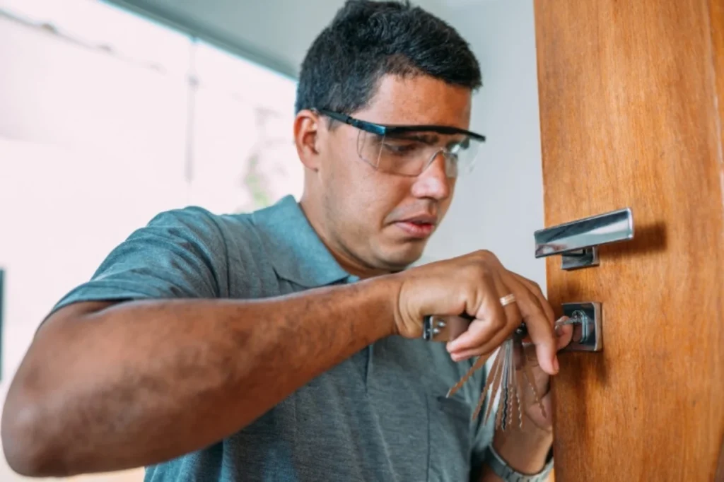 Home lock repair expert